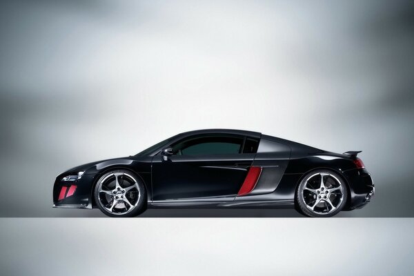 Czarne dwudrzwiowe sportowe audi