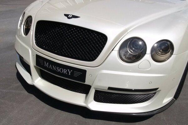 Potężny samochód bentley. Biały