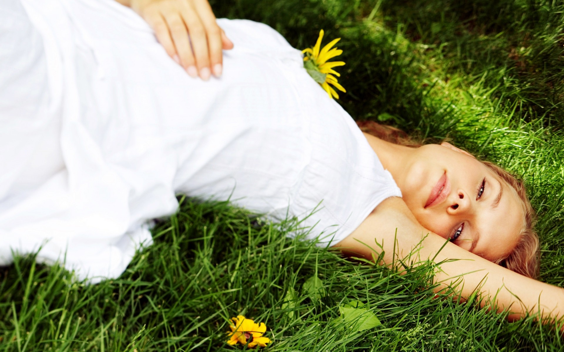 trawa relaks trawnik natura lato sianokosy wypoczynek na zewnątrz kobieta sen pole park młody reszta piękne dziewczyna słodkie kwiat szczęście kobiety