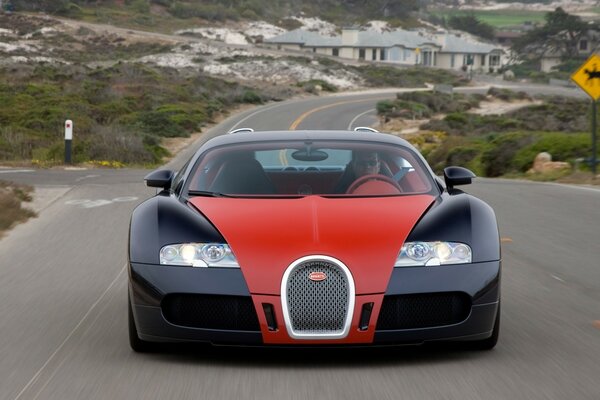 Bugatti opuszcza miasto wieczorem