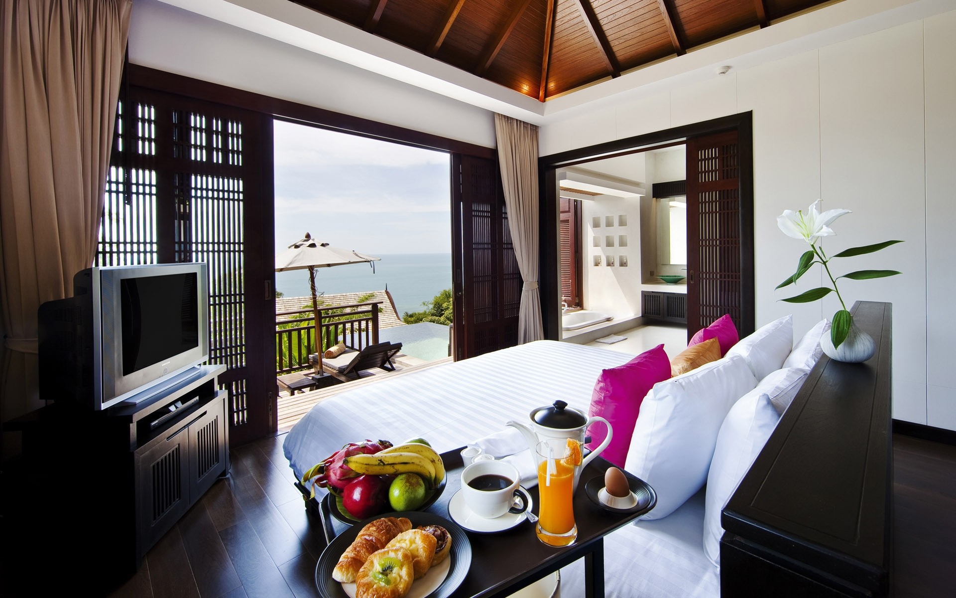 stół kryty meble okno pokój krzesło dom rodzina nowoczesne wewnątrz luksusowe piętro hotel miejsce wystrój wnętrz apartament lampa sofa architektura owoce jedzenie