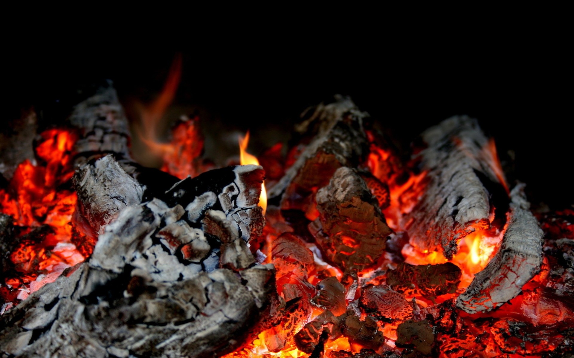 płomień ognisko ognisko kominek węgiel drewno węgiel popiół spalić ciepło inferno blaze niebezpieczeństwo gorący obóz paliwo łatwopalny dym spalony ogień tło
