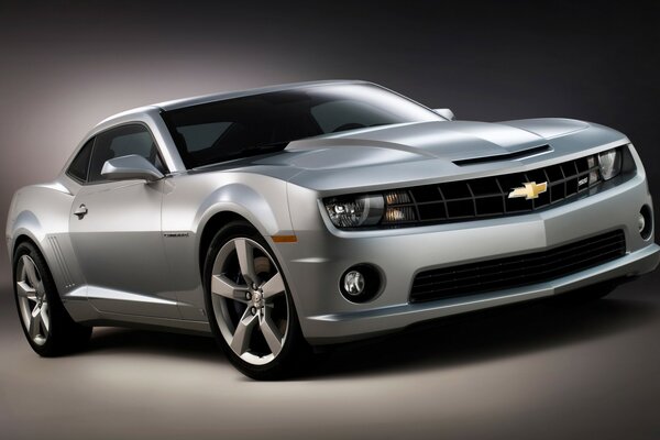 Szary Chevrolet stoi na szarym tle