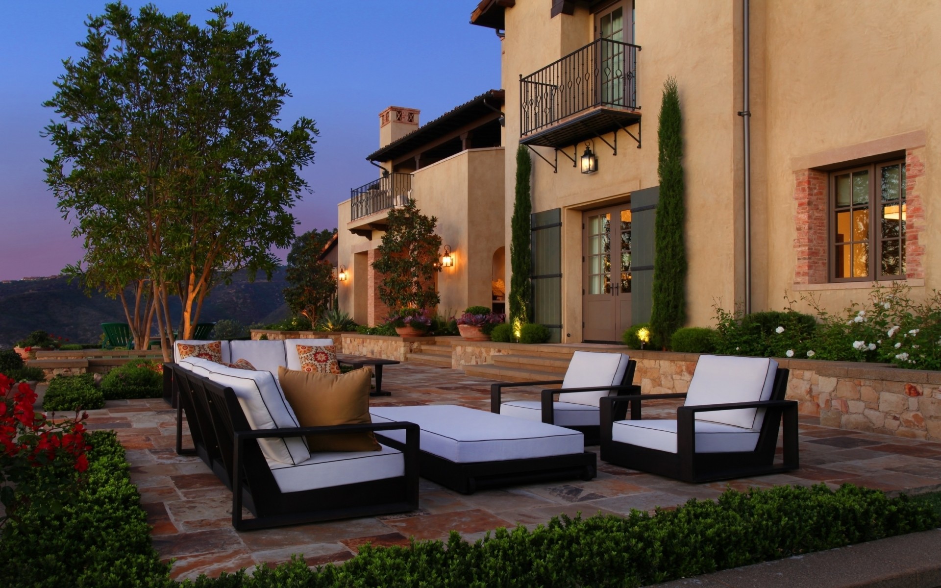 architektura dom dom patio dom miejsce światło dzienne podróż na zewnątrz hotel drzewo krzesło uliczne miasto balkon luksusowa rodzina ogród światło nocne