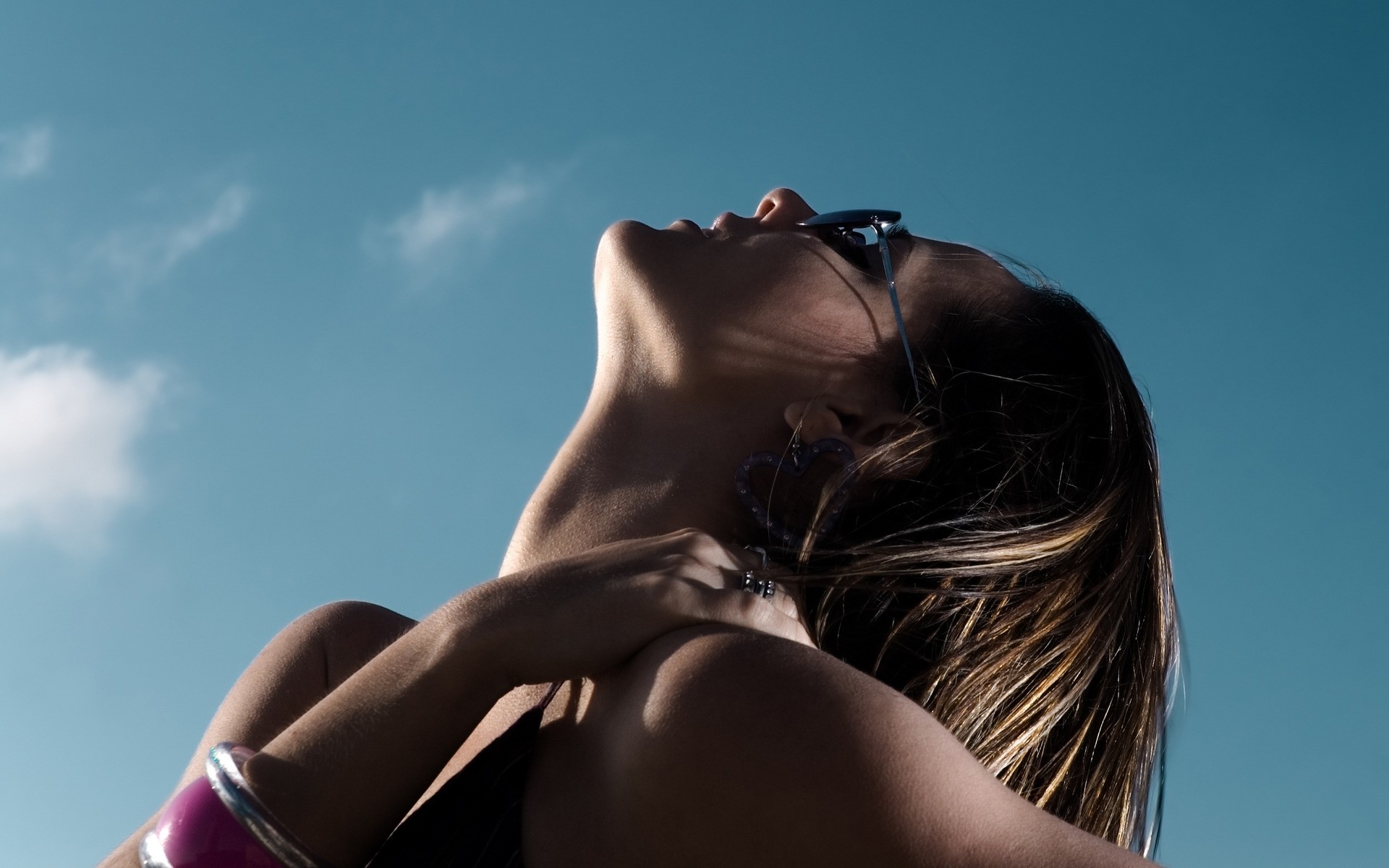 kobieta dziewczyna nago moda seksowny portret model niebo jeden glamour miłość erotyczny dorosły plaża słońce włosy widok z boku skóra na zewnątrz