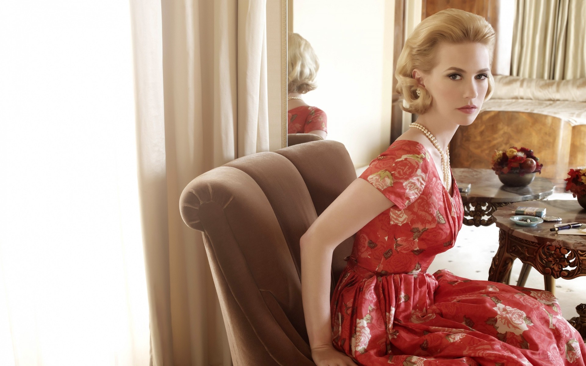 kobieta pokój kryty dorosły meble dziewczyna jeden moda sofa siedzieć piękny luksusowy rodzina