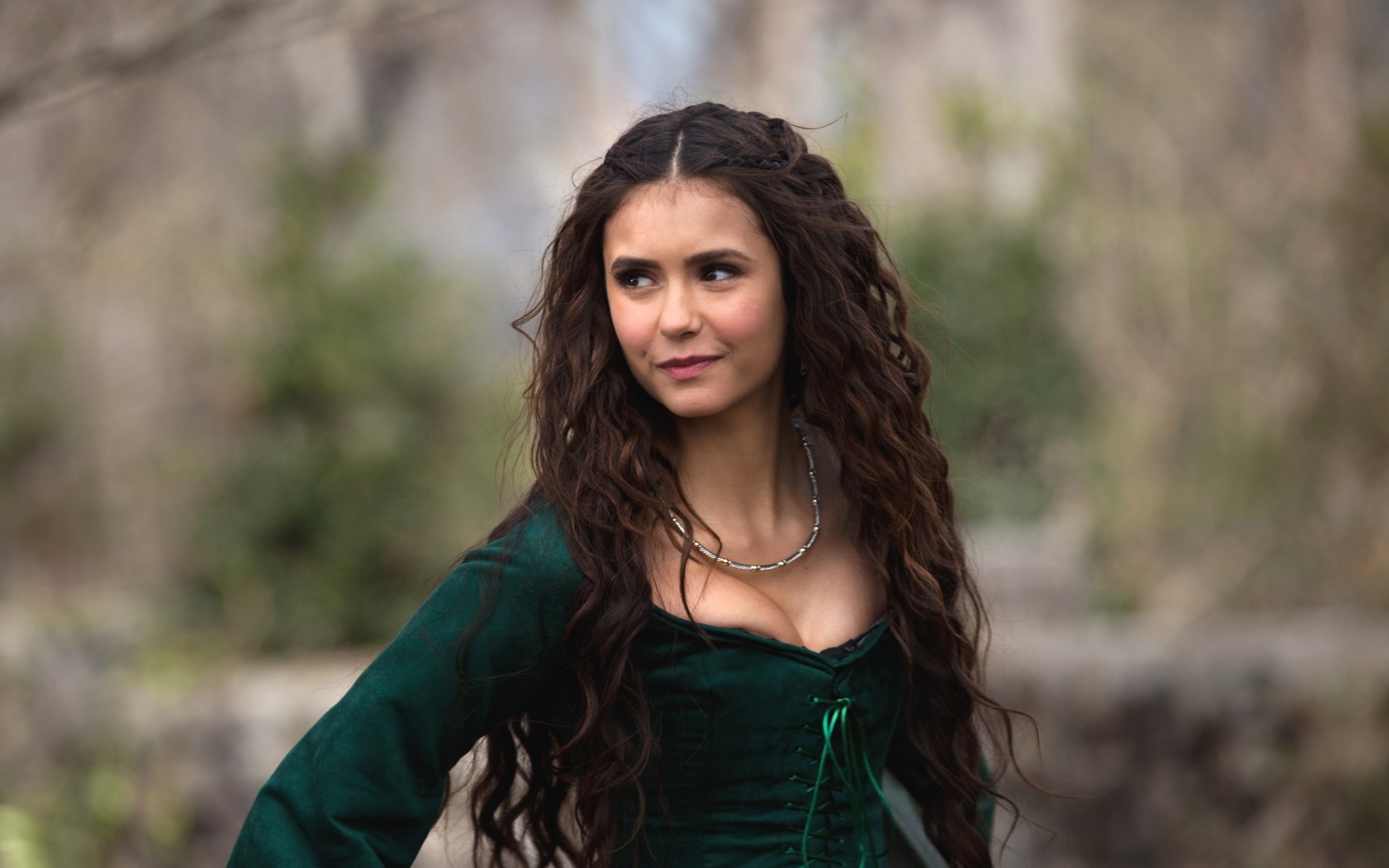 natura na zewnątrz kobieta portret dziewczyna moda lato jesień ładna dobra pogoda jeden wampir aktorka uśmiech