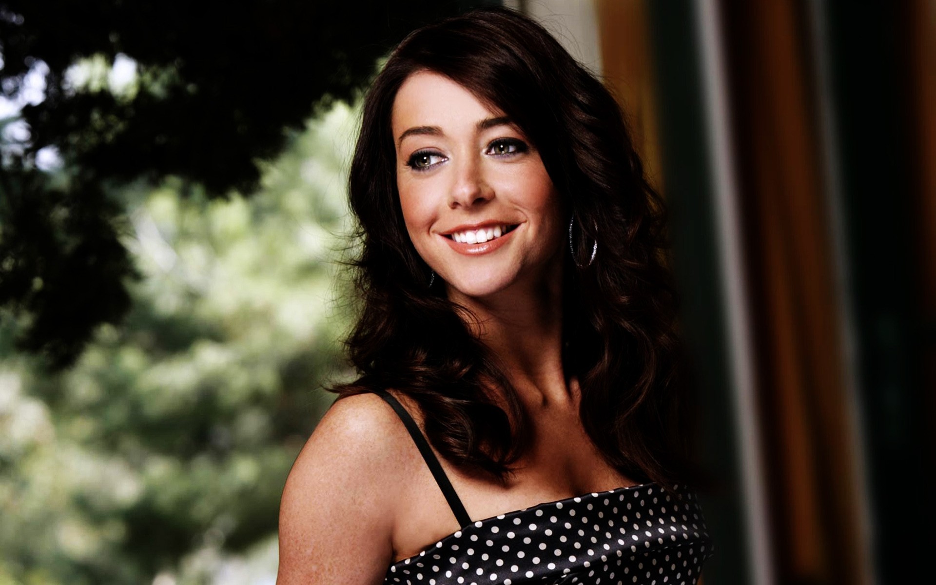 kobieta moda portret jeden glamour brunetka seksowny wyraz twarzy ładna dziewczyna celebrytka aktorka uśmiech alison hannigan kobiety