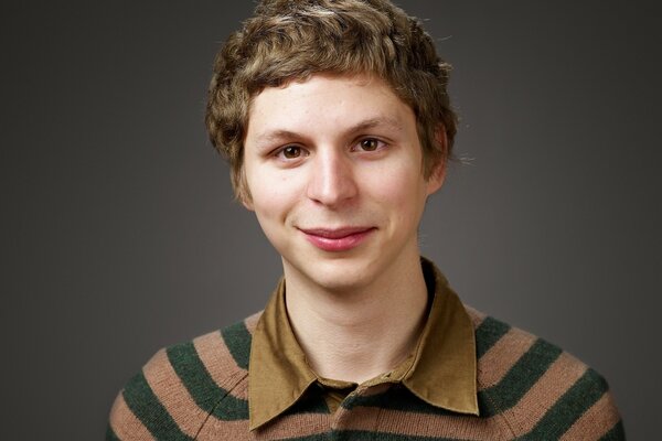 Portret młodego mężczyzny uśmiechniętego