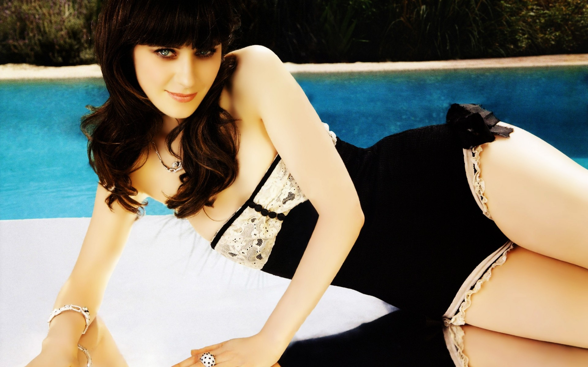 kobieta wypoczynek moda lato portret dziewczyna bikini woda relaks seksowny basen wypoczynek wspaniały