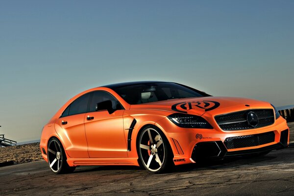 Czerwony Mercedes na tle drogi