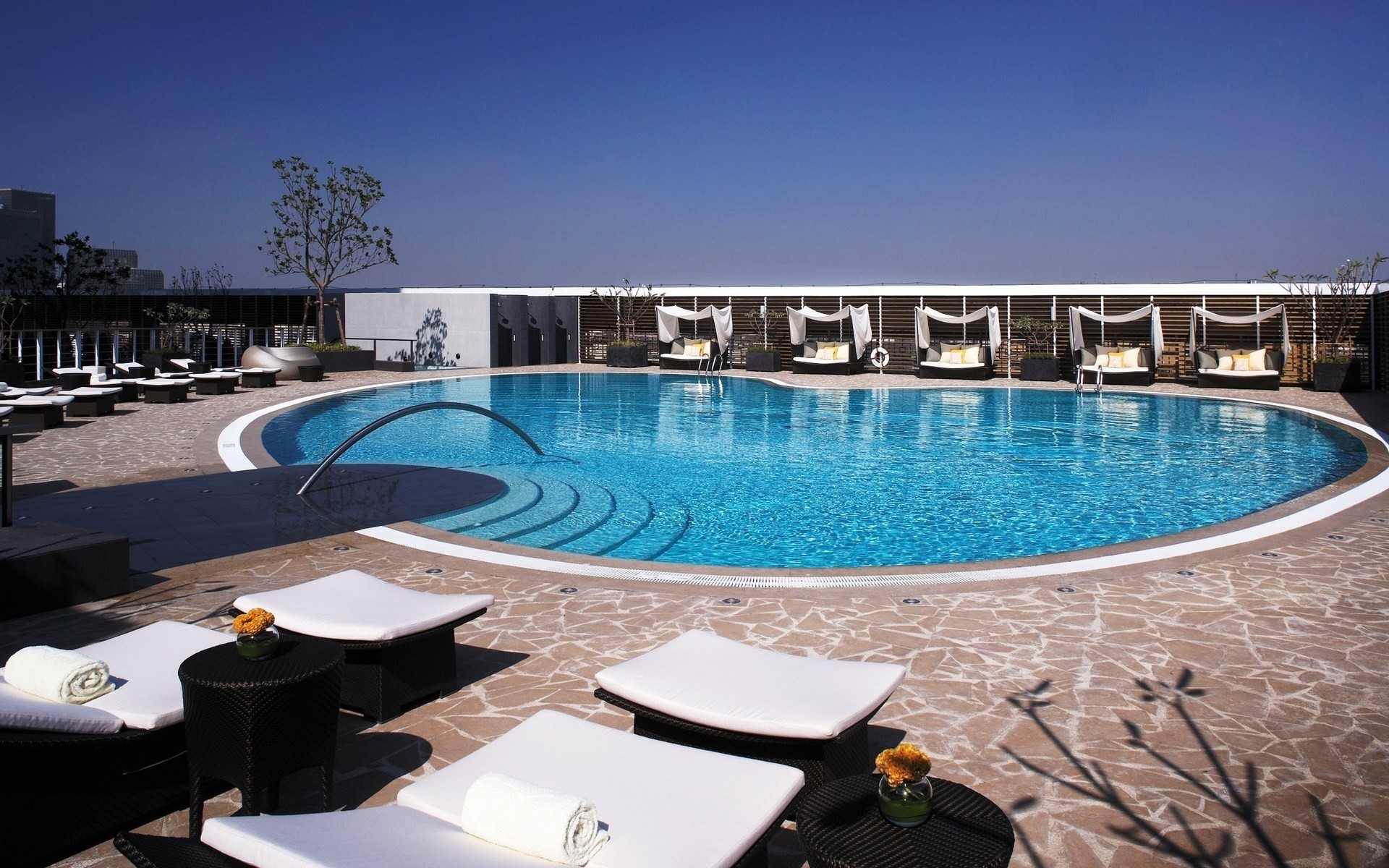 basen woda pływanie luksusowe podróże basen hotel wypoczynek krzesło przy basenie wypoczynek wakacje kurort nowoczesne na zewnątrz niebo lato relaks projekt tło