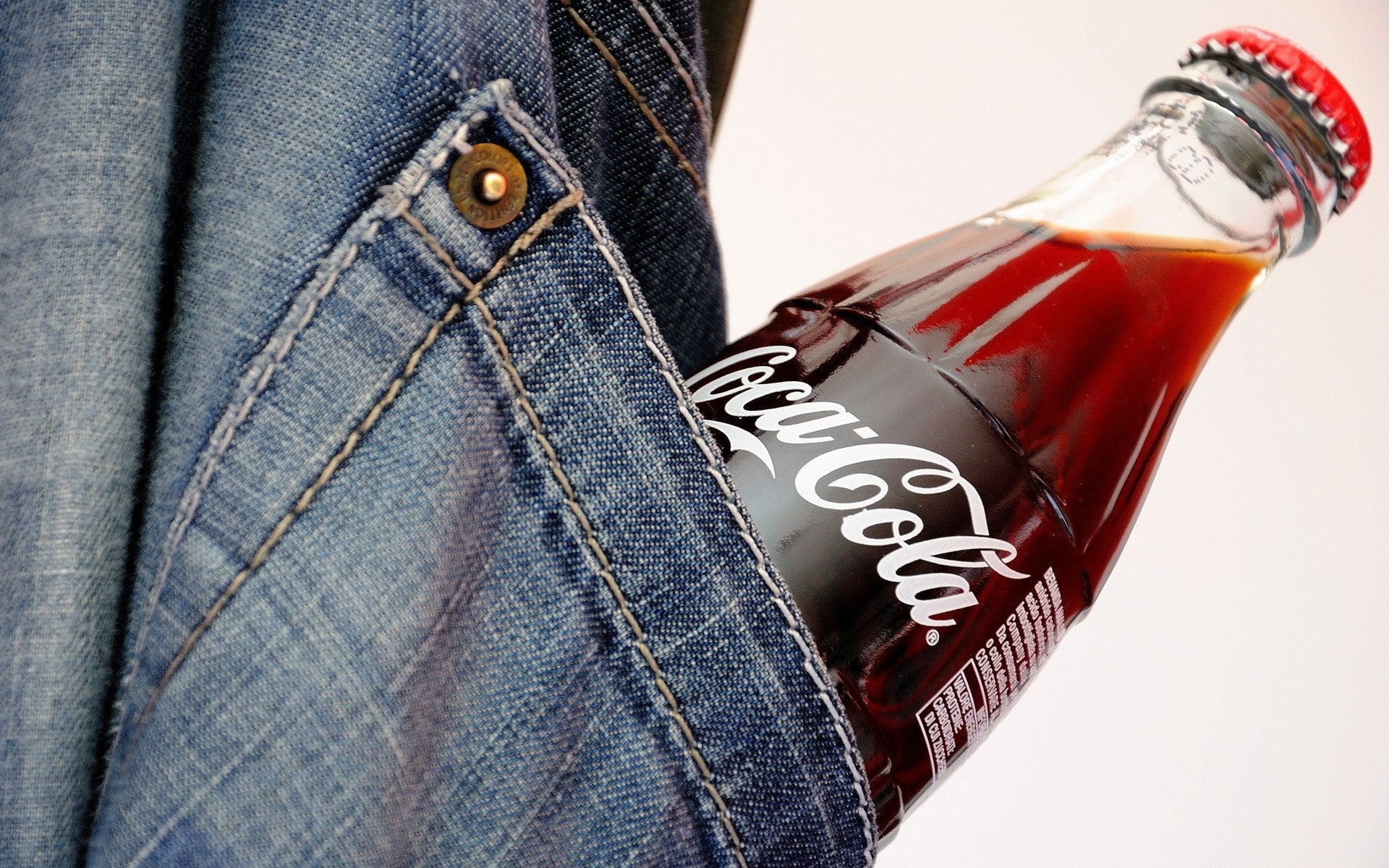 moda spodnie nosić denim na co dzień kieszeń pić coca-cola reklamować