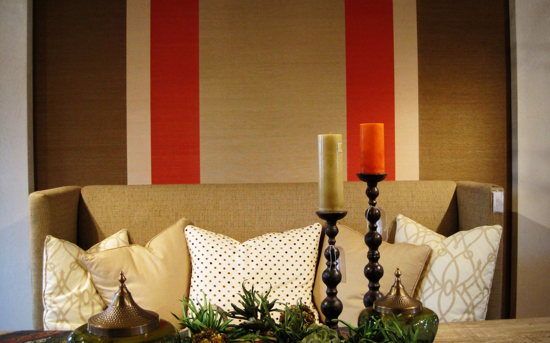 meble kryty pokój świeca aranżacja wnętrz miejsce lampa stół relaks luksusowy hotel dekoracja krzesło przytulna sofa rodzina świeca drewno martwa natura ściana