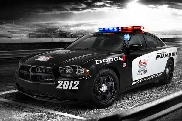 Dodge samochód policyjny z migaczem