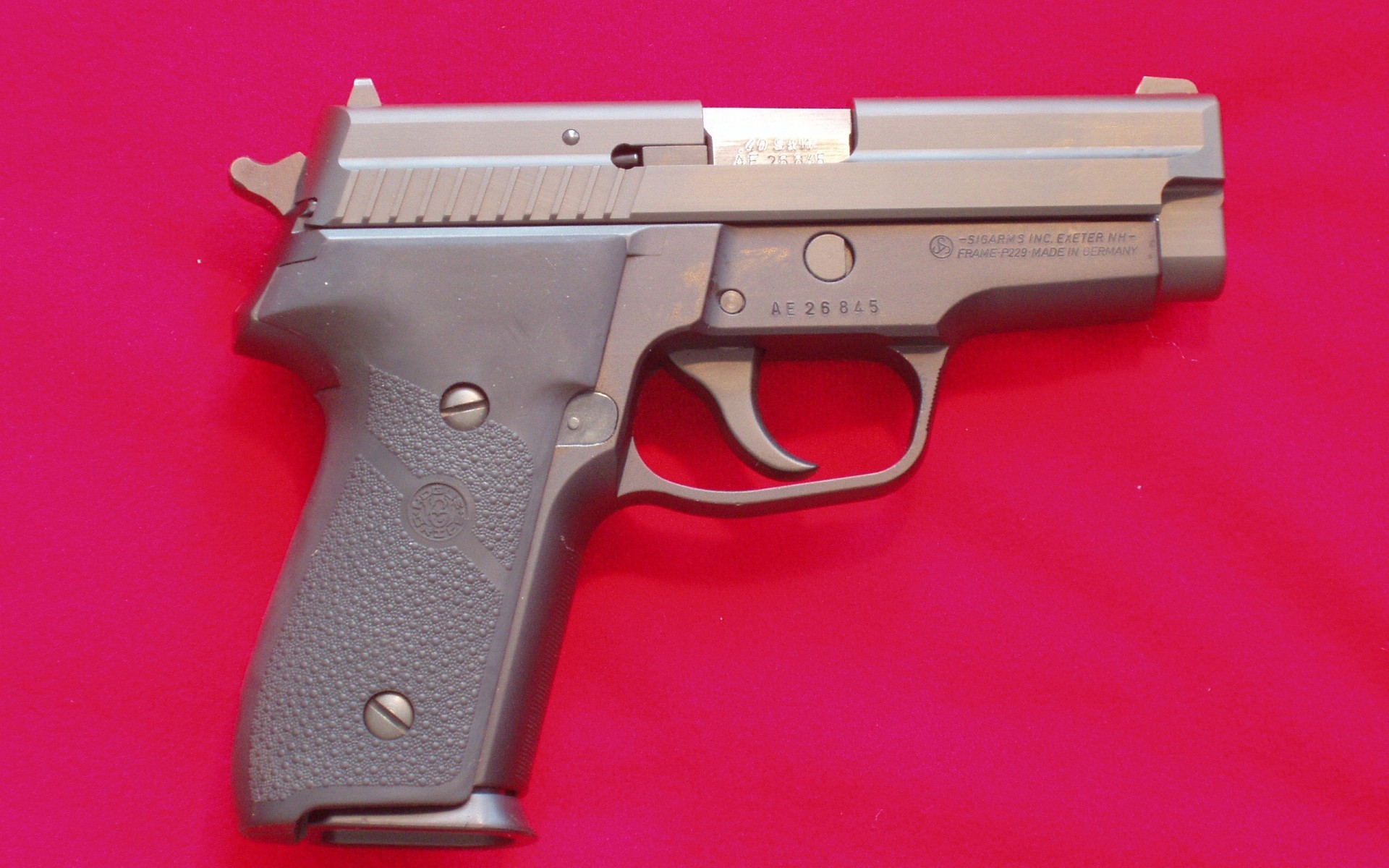 pistolet broń pistolet przestępstwo amunicja siła bezpieczeństwo wyzwalacz niebezpieczeństwo pocisk czujnik nagant policja bezpieczeństwo obrona armia stal obrona różowe tło