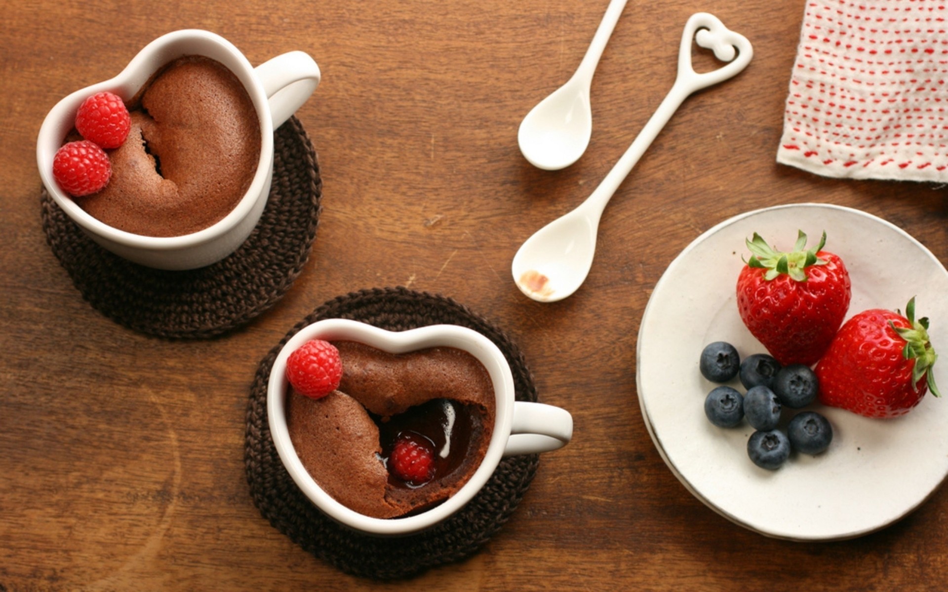 owoc słodki jedzenie jagoda truskawkowy łyżka miska śniadanie krem pyszne nabiał rosnąć świt kubek mleko zbliżenie malina cukier martwa natura truskawka malina jeżyna czekolada