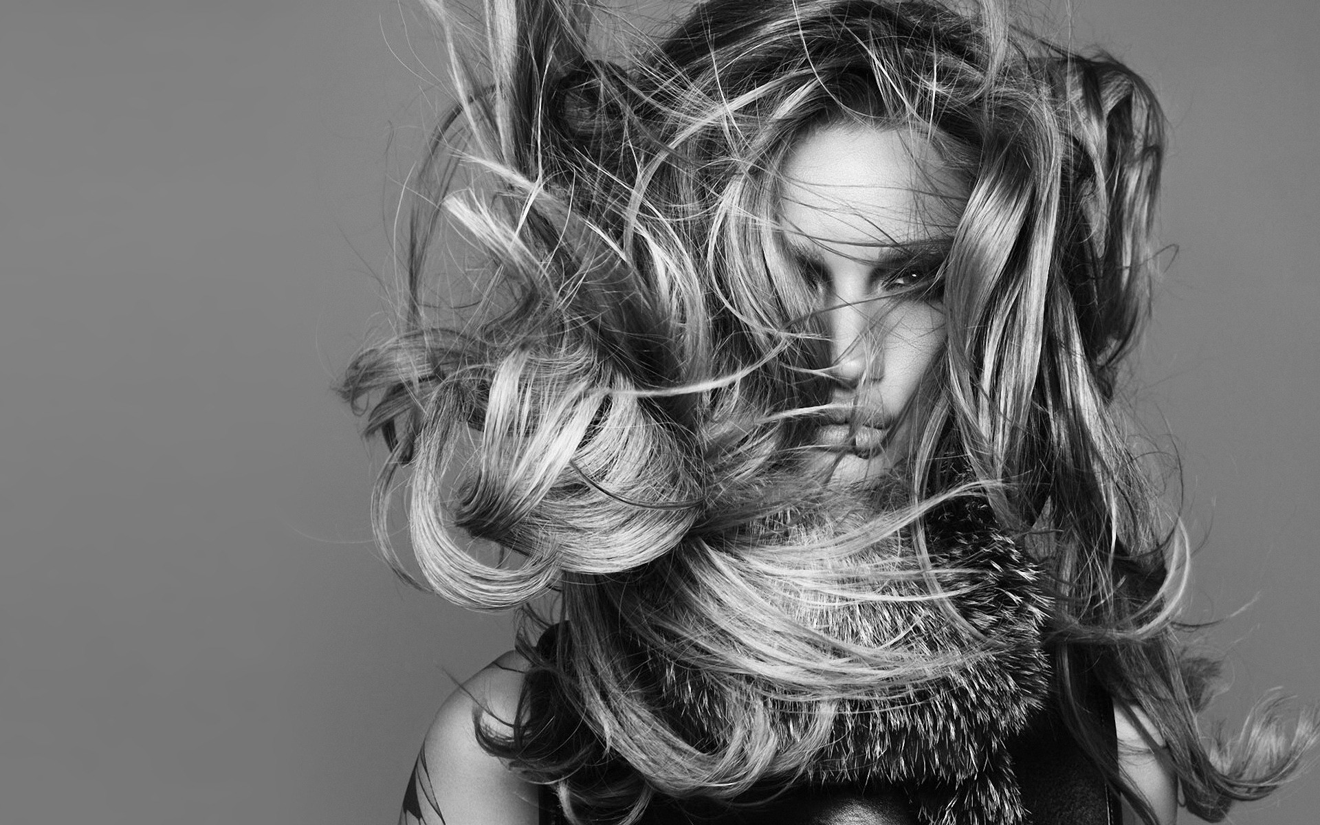 portret monochromatyczny dziewczyna model moda włosy kobieta piękny dorosły fryzura wiatr glamour seksowny twarz jeden studio styl