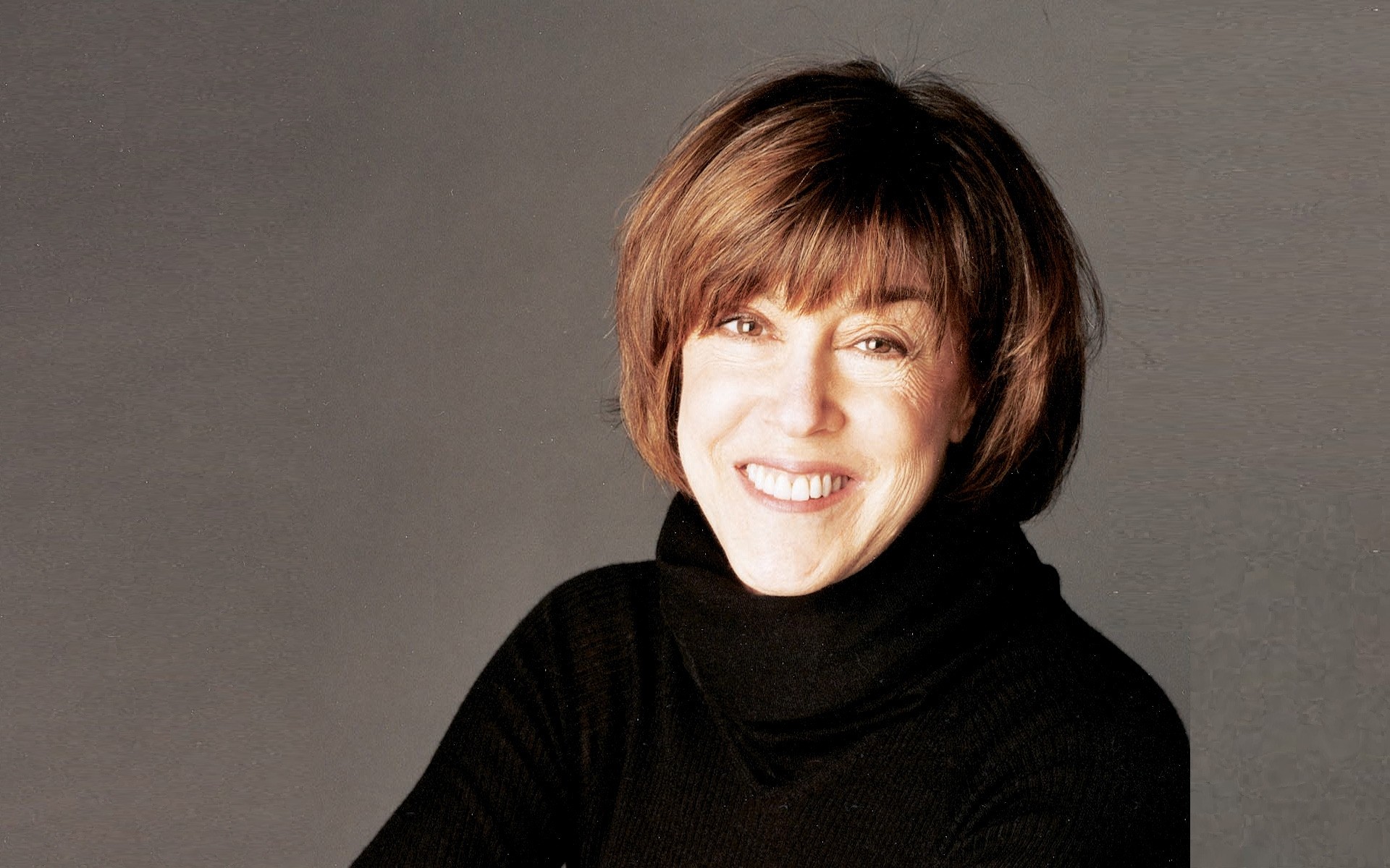 portret jeden dorosły wyraz twarzy nosić dziewczyna kobieta sweter twarz uśmiech kobieta śmieje się tło