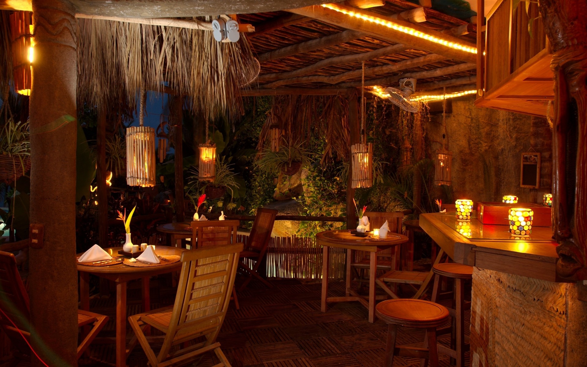 stół meble projektowanie wnętrz krzesło kryty pokój hotel domu miejsce lampa jadalnia luksusowy dom zastawa stołowa restauracja żyrandol wewnątrz cafe miejsce