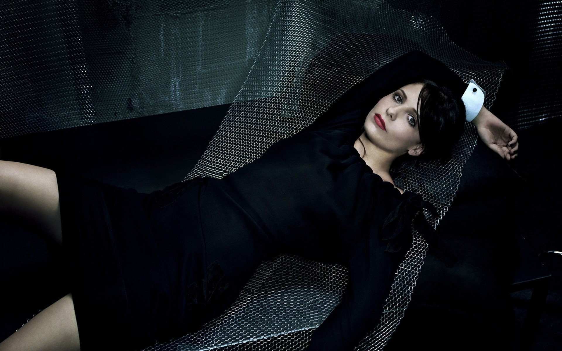 moda model portret seksowny kobieta glamour dziewczyna ciemny elegancki czarna sukienka sofa pokój tło