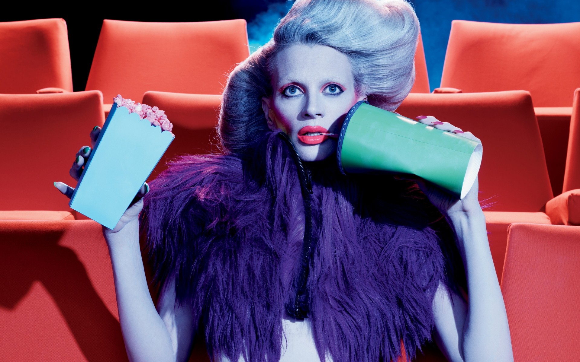 kobieta kryty siedzieć przyjemność jeden miejsce moda gwiazdy śmieszne model kristen mcmenamy