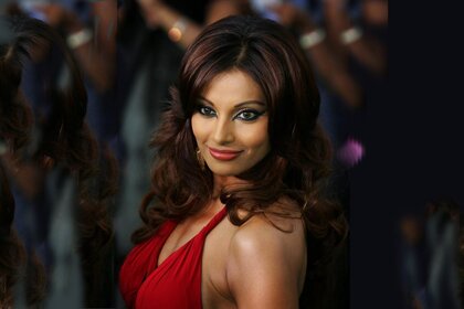 Kobieta w czerwonej sukience z cudownymi oczami