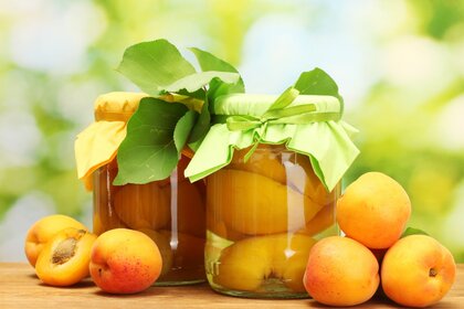 Słoiki z morelami i owocami. Jedzenie