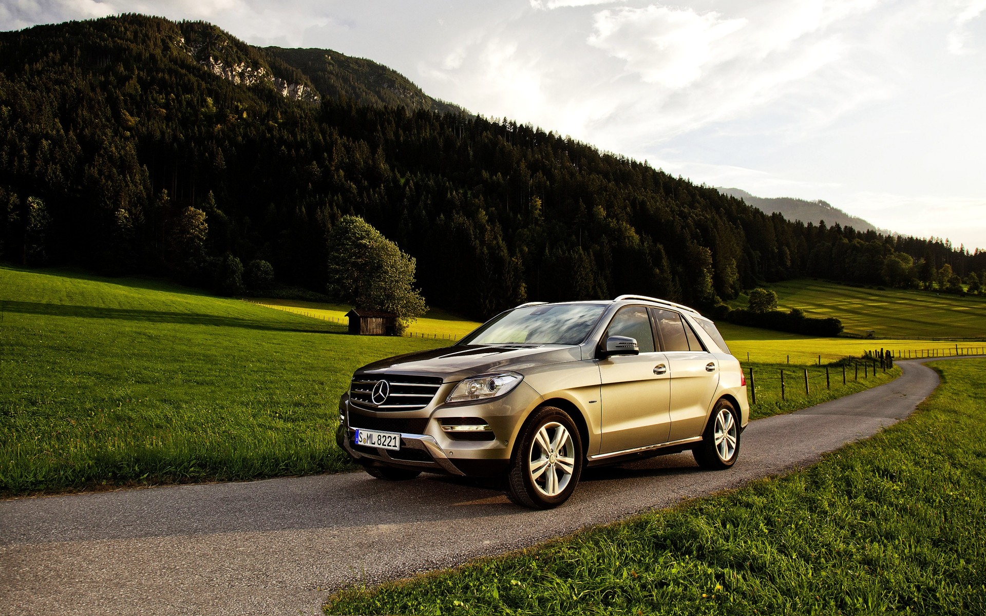 mercedes-benz samochód samochód droga asfalt krajobraz system transportu podróż trawa chodnik mercedes ml 2013 mercedes benz ml