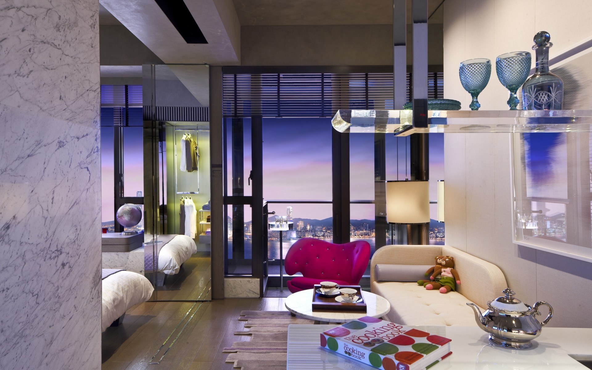 meble pokój kryty podłoga wystrój wnętrz stół miejsce dom okno krzesło nowoczesny dom lampa apartament półka dywan lustro sofa luksusowe wewnątrz krzesło