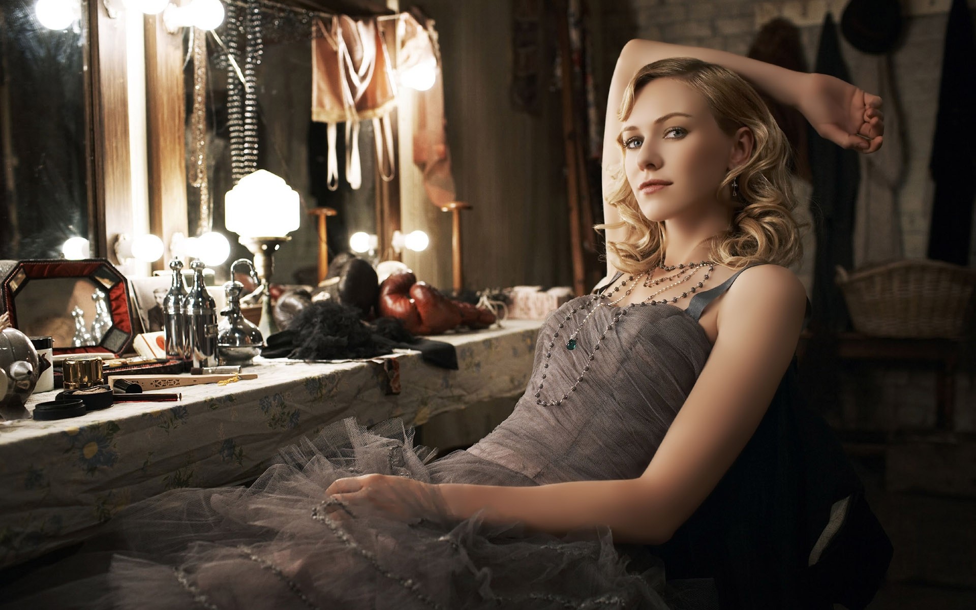 kobieta moda dorosły glamour portret jeden kryty model numer sukienka