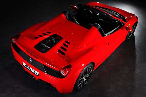 Czerwony Patos Ferrari spider