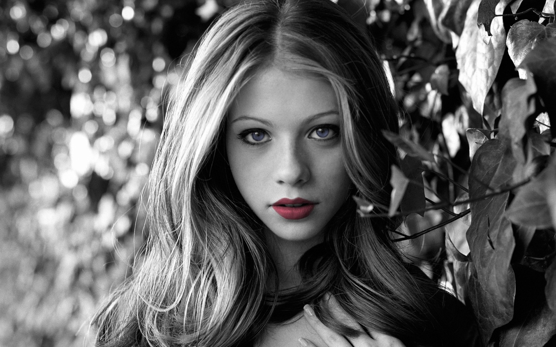 monochromatyczny portret moda dziewczyna kobieta modelka oko ulica aktorka michelle trachtenberg hollywood gwiazdy gwiazdy