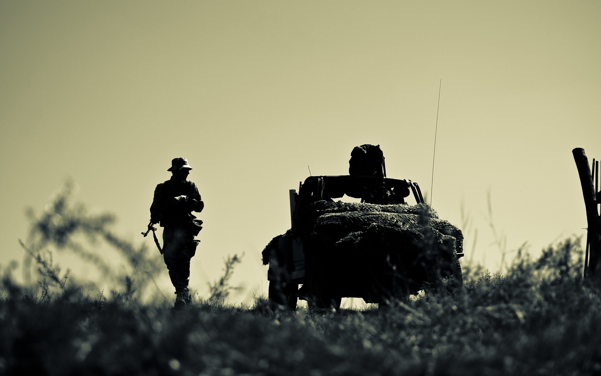 wojskowe wojny żołnierz armii pistolet broń krajobraz człowiek sylwetka dorosły podświetlany bitwa bitwa akcja zachód słońca pojedynczy karabin