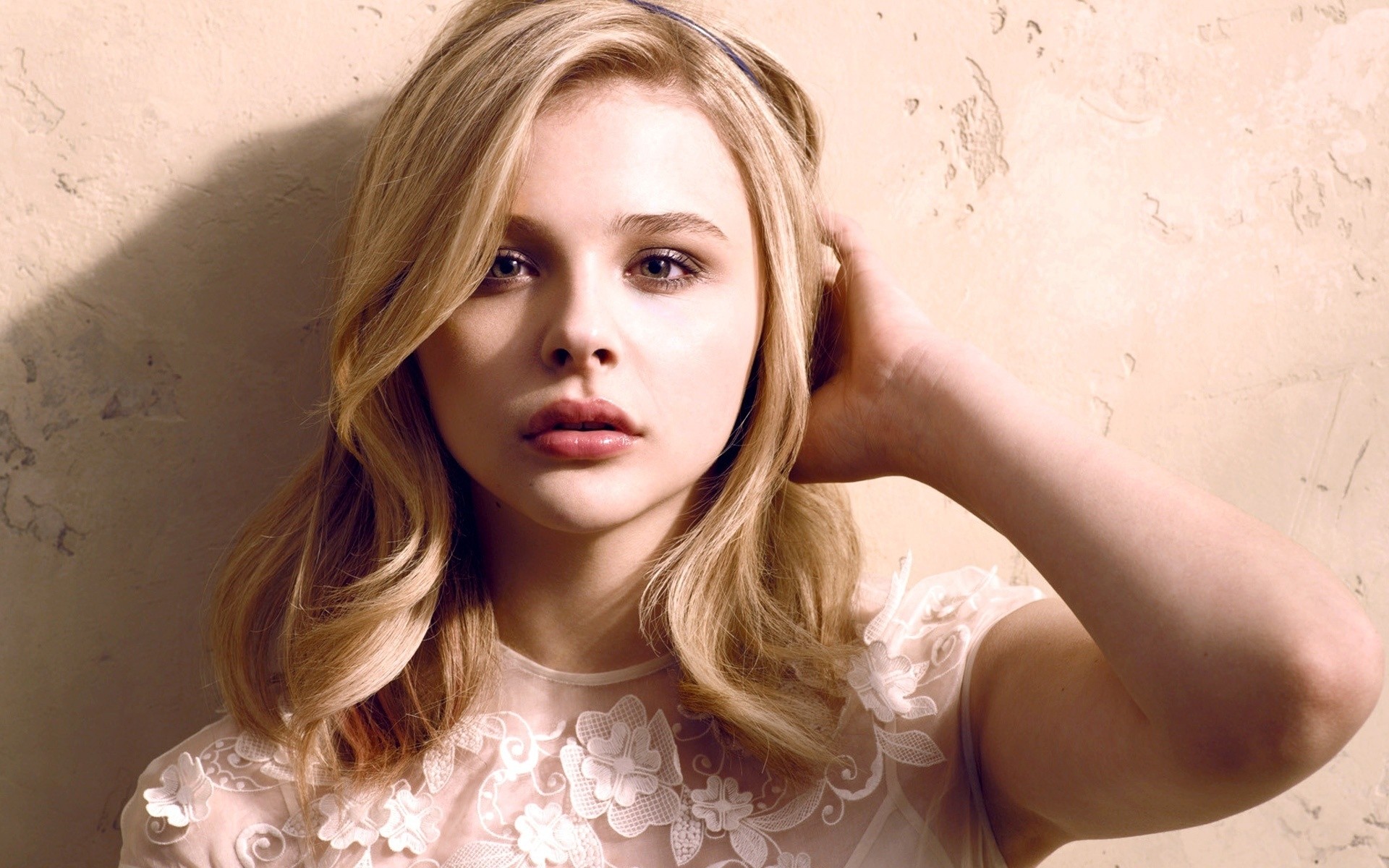 kobieta moda dziewczyna portret ładny ładny seksowny glamour dziecko młody chloe moretz blondynka gwiazdy gwiazdy