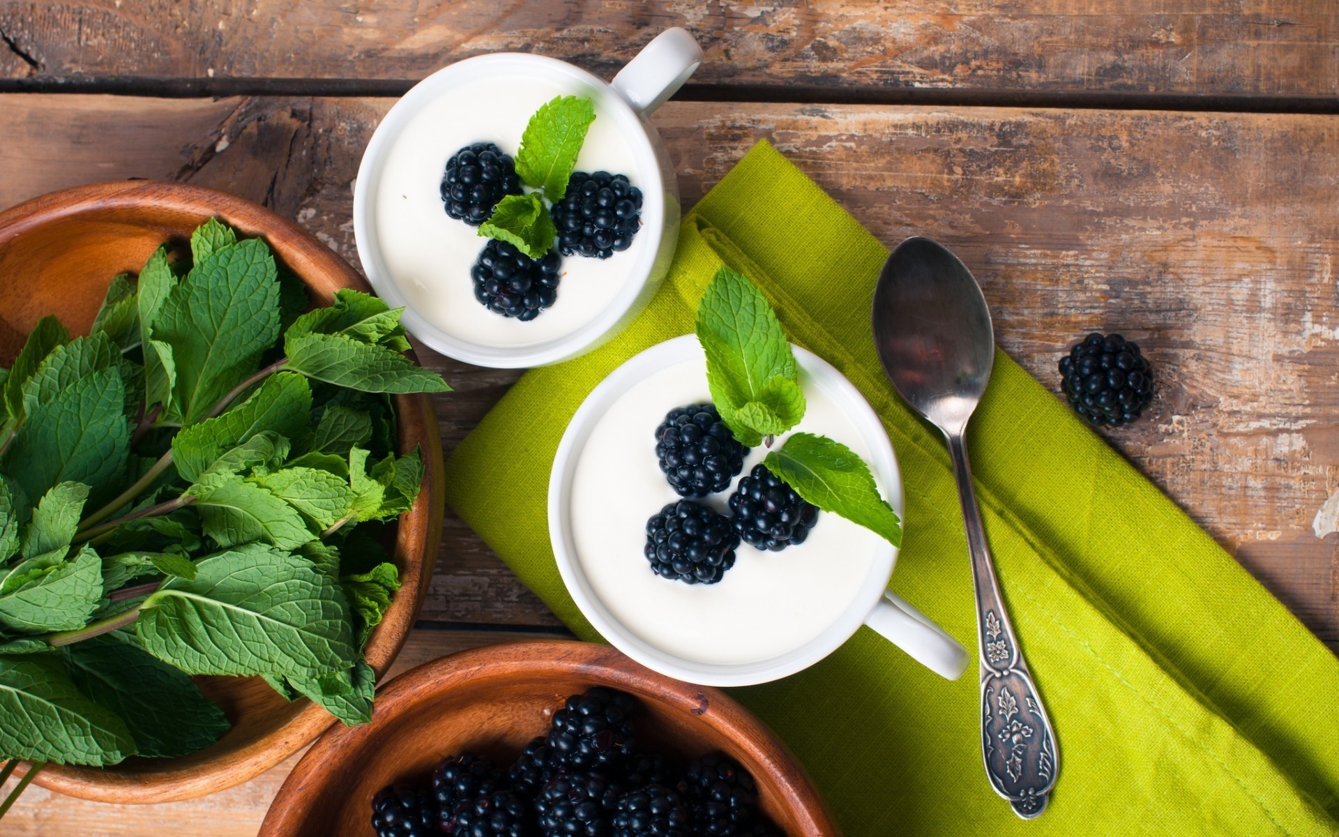 jedzenie owoce liść drewna zdrowie jagoda zdrowe jagody słodkie drewniane śniadanie jedzenie łyżka pyszne miętowe jeżyny