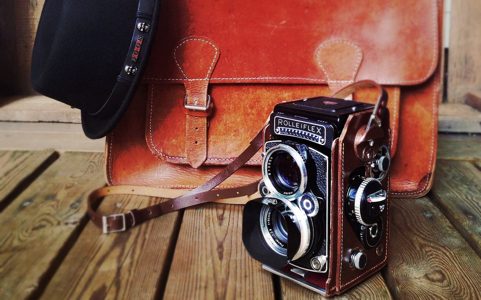 retro antyczny obiektyw vintage stary klasyczny nostalgia przestarzały migawka odrodzenie styl skórzany drewniany futerał sprzęt przysłona analogowe pudełko noszenie rolleiflex aparat fotograficzny