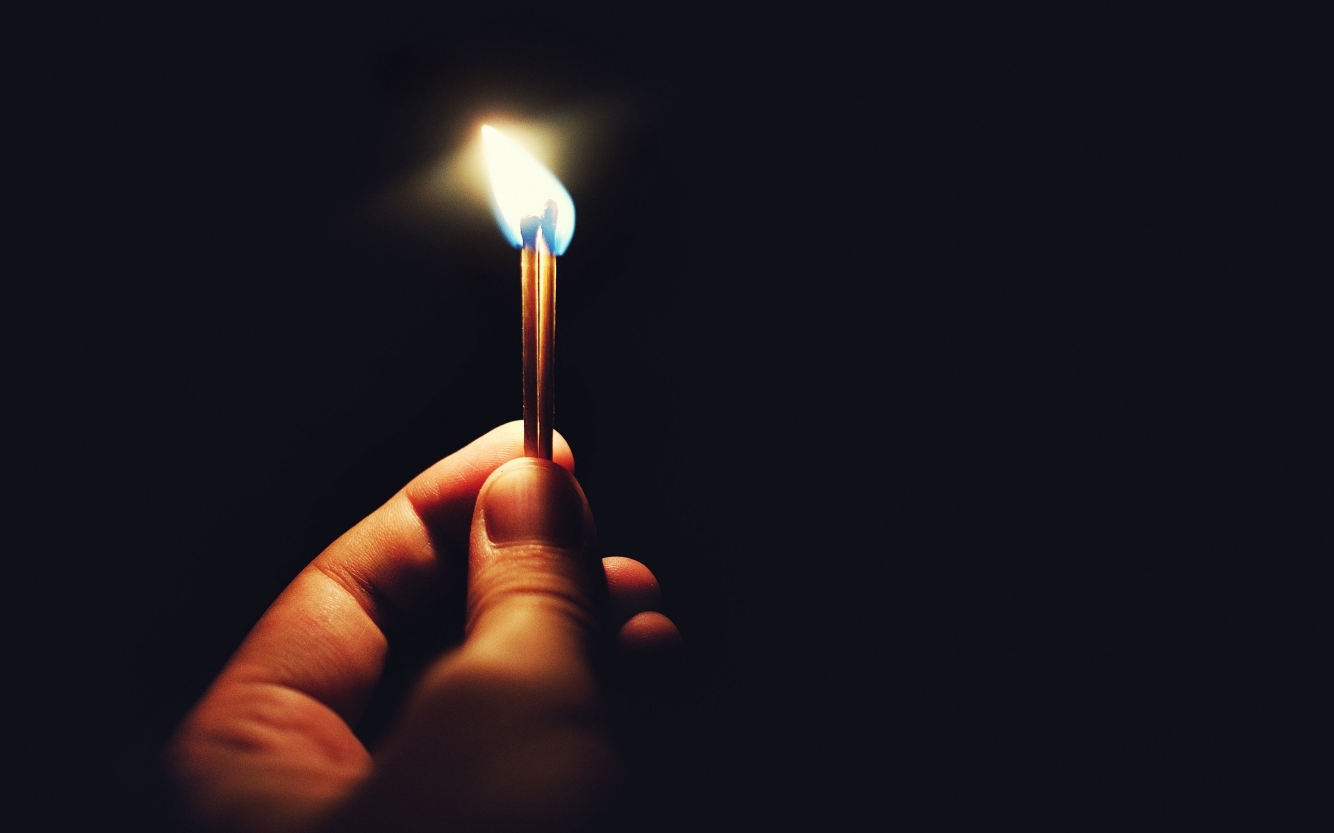 płomień ciemny dym spalony światło ręce świeca wosk spalić pulpit mecze ogień