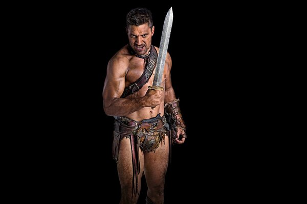 Napompowany striptizerką przedstawia gladiatora