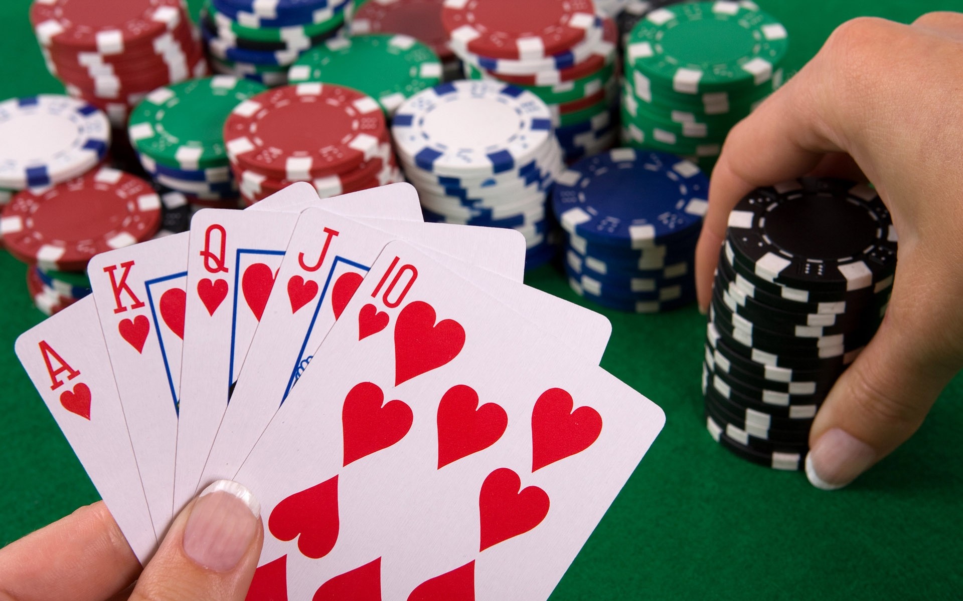 poker kasyno szansa hazard as szczęście blackjack ryzyko hazardzista grać szczęście ruletka wpust chip odpoczynek łopata wygrać kości pokład gry ręce żetony pieniądze