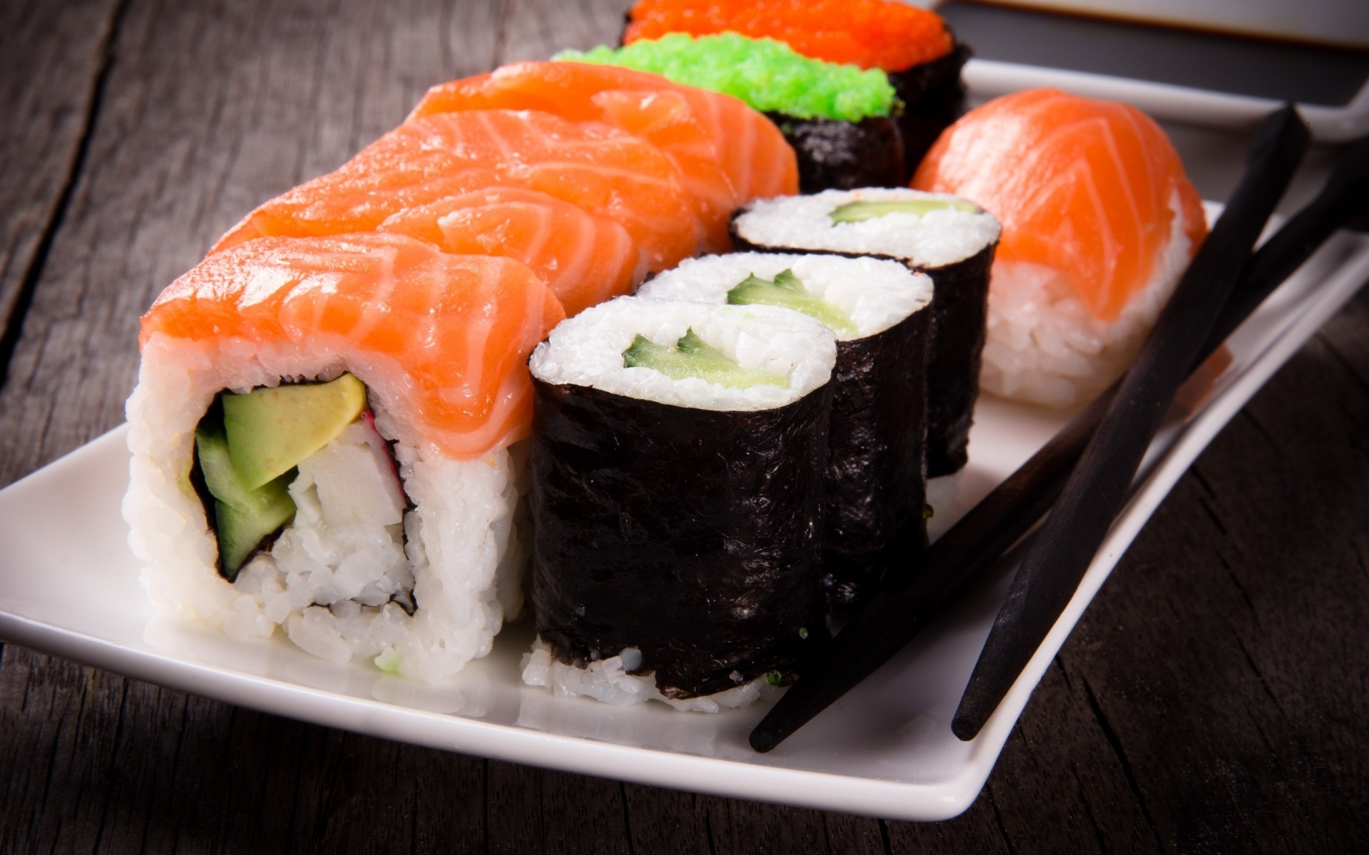 sushi ryż łosoś wodorosty ryby owoce morza wasabi tuńczyk sashimi maki jedzenie nori kawior kolacja awokado kawior węgorz tradycyjne krewetki kuchnia japońska