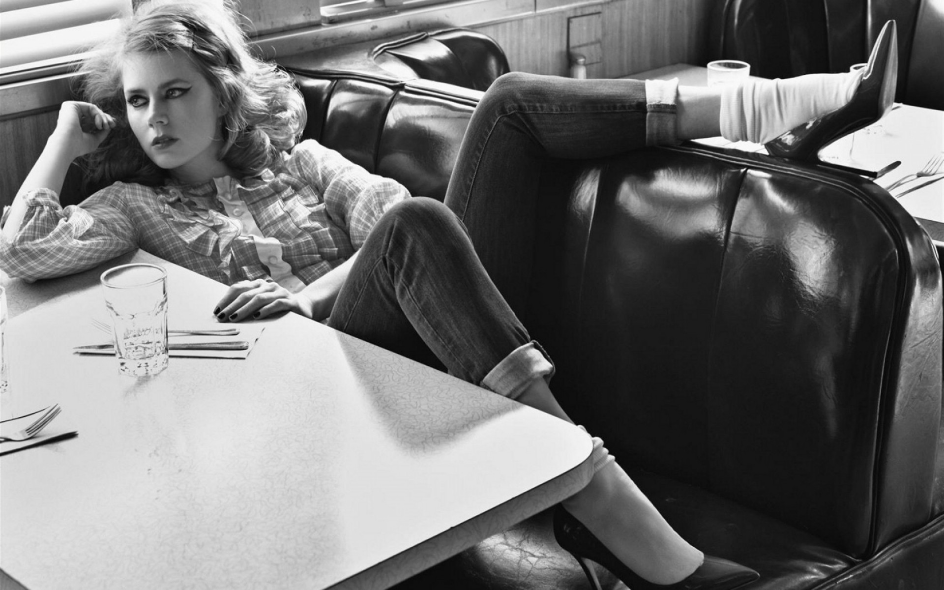 miejsce dorosły meble kobieta krzesło siedzieć wyraz twarzy jeden portret wewnątrz siedzi pokój człowiek samochód aktorka gwiazdy aktorki hollywood wspaniały piękny