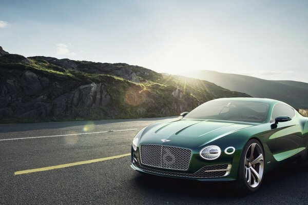Bardzo elegancki Bentley jeździ na tratuarze z prędkością 200
