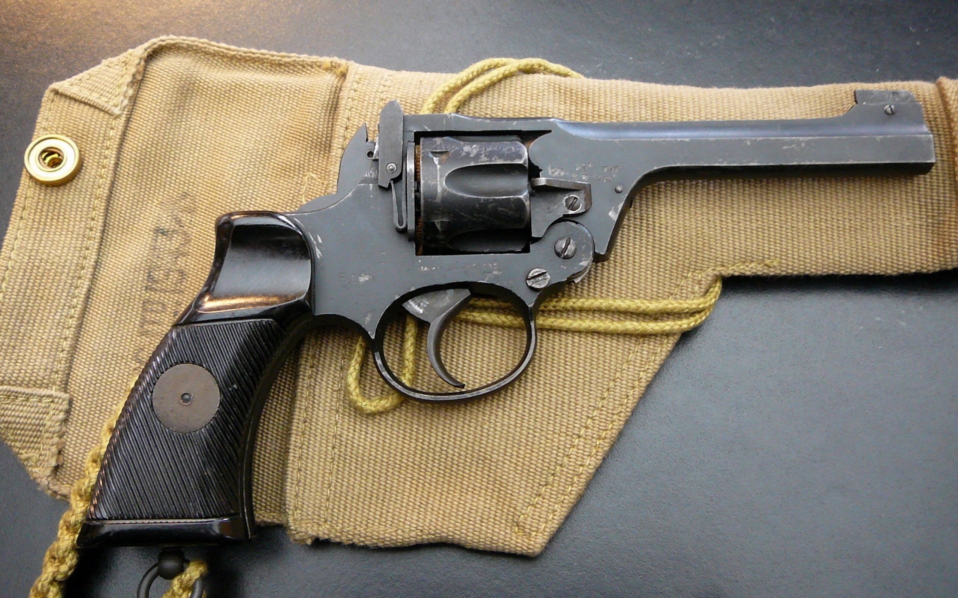 pistolet broń wojskowy armia pistolet amunicja przestępstwo bezpieczeństwo wojna ochrona nosić uchwyt spustowy siła bezpieczeństwo stary strzelać vintage