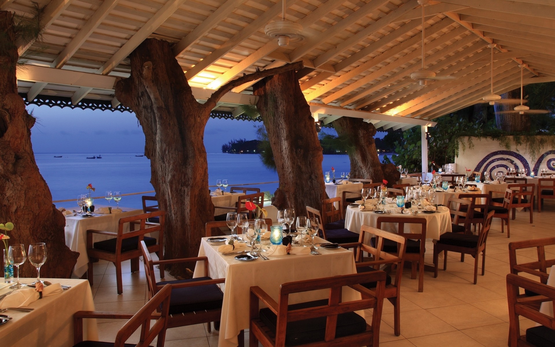 stół krzesło restauracja meble miejsce hotel zastawa stołowa podróż kawiarnia miejsce wakacje pokój patio kawiarnia luksusowe turystyka światło dzienne bar ośrodek jedzenie morze widok
