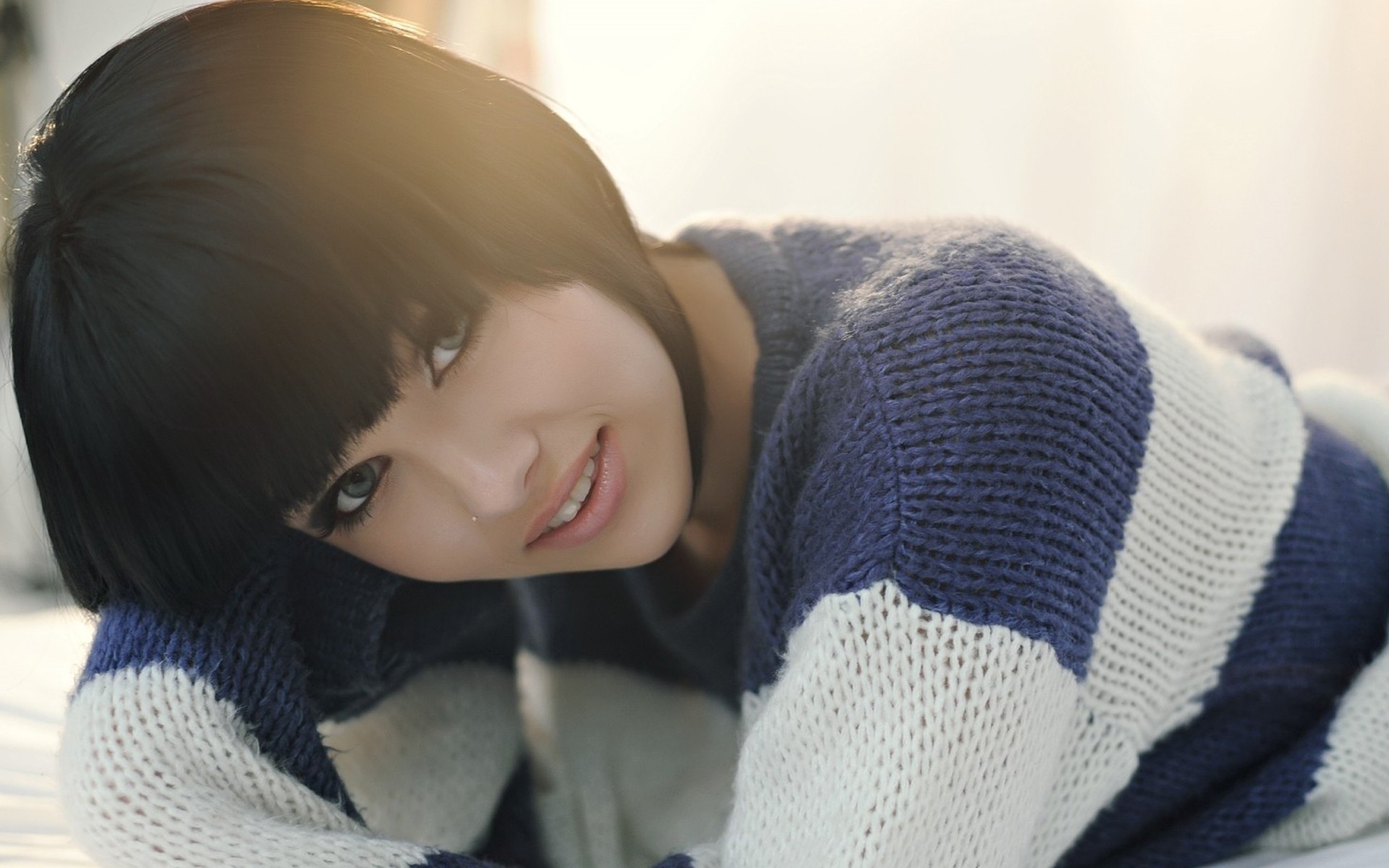 zima sweter nosić kobieta dziecko dziewczyna zimno portret jeden wypoczynek kryty moda rodzina ciepło wyraz twarzy dorosły szalik relaks model dziecko uśmiech glamour