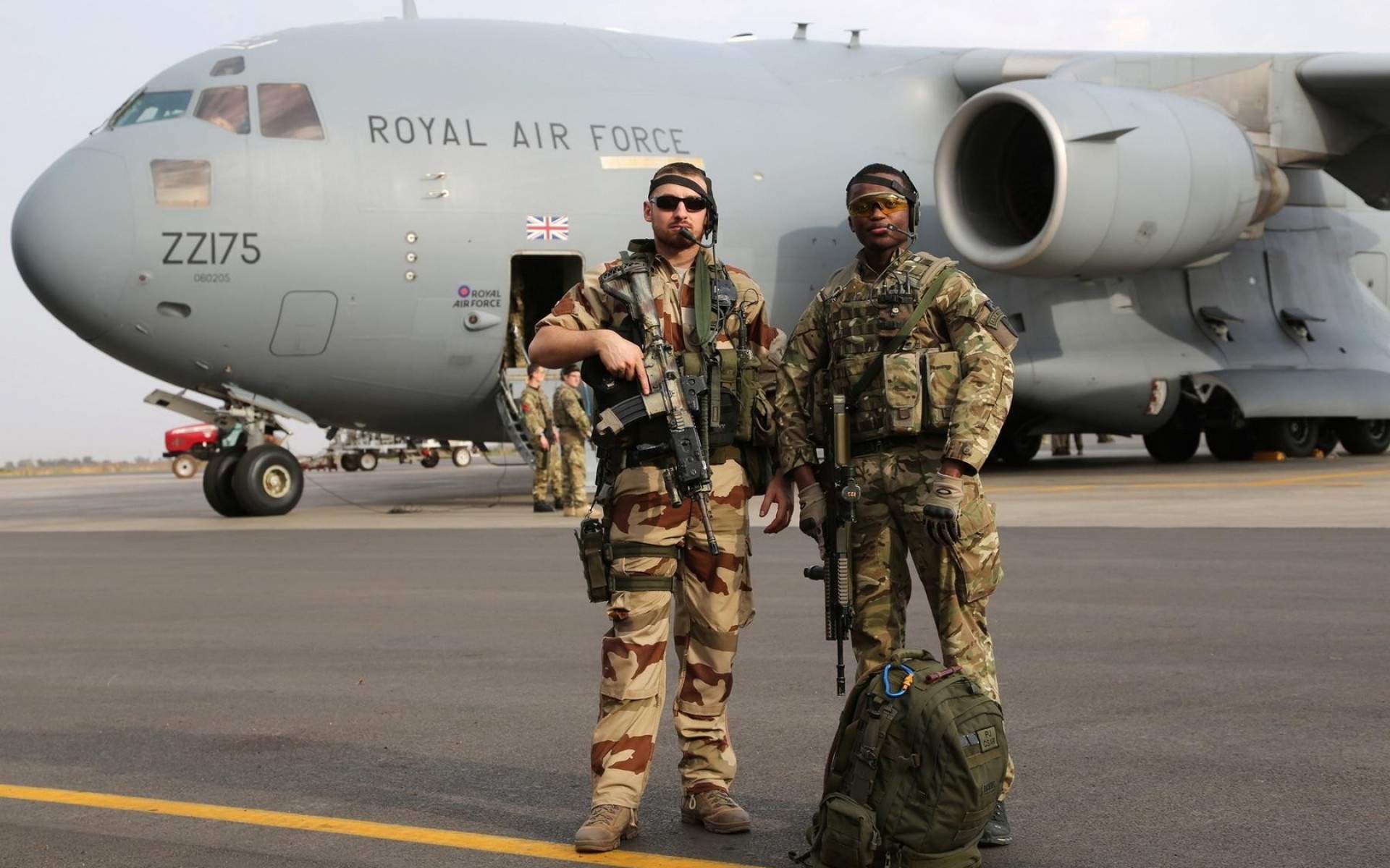 wojskowy samolot lotnisko samolot samochód system transportu siły powietrzne armia wojny marynarka wojenna broń latać kamuflaż dwa powietrze bitwa asfalt wojownik