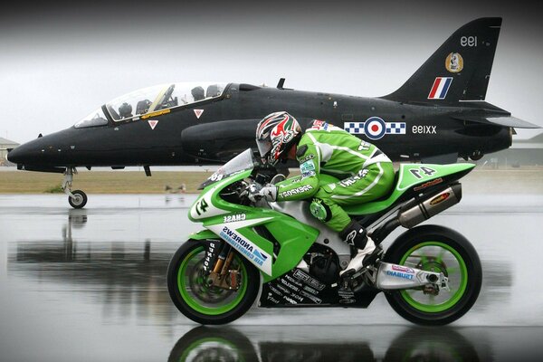 Motocykl sportowy kontra czarny myśliwiec