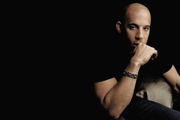 Vin diesel Vin Diesel aktor siedzi ciemne tło mężczyzna
