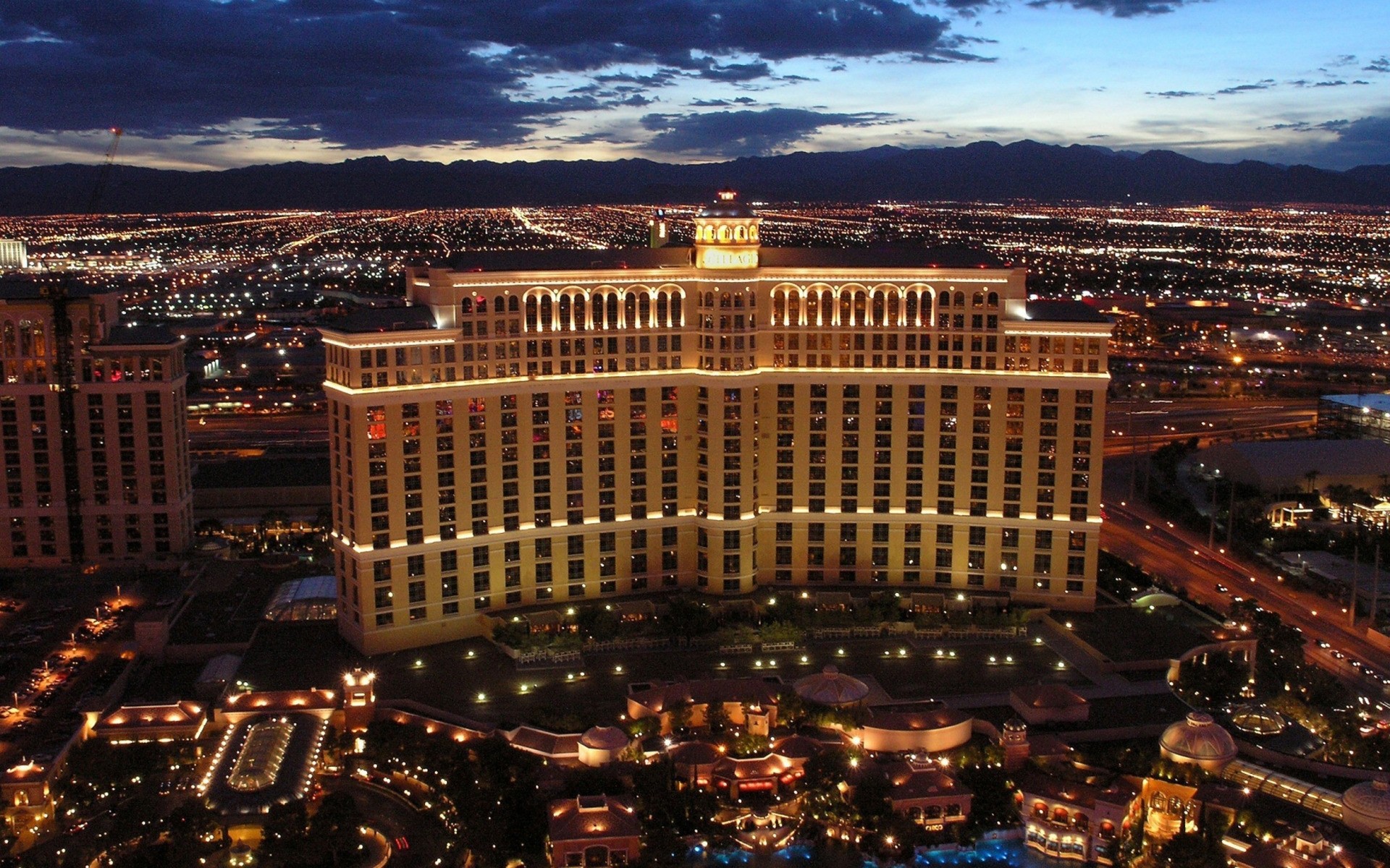 miasto podróże architektura dom wieczór skyline zmierzch miasto miejski hotel światło kasyno wieżowiec oświetlenie zewnętrzne zachód słońca niebo luksusowe vegas pieniądze fontanna